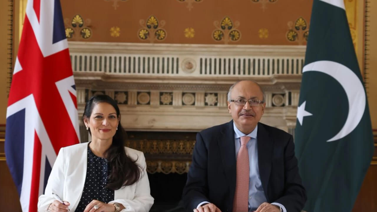 UK, Pakistan Sign Repatriation Pact for Return of Criminals, Immigration Offenders