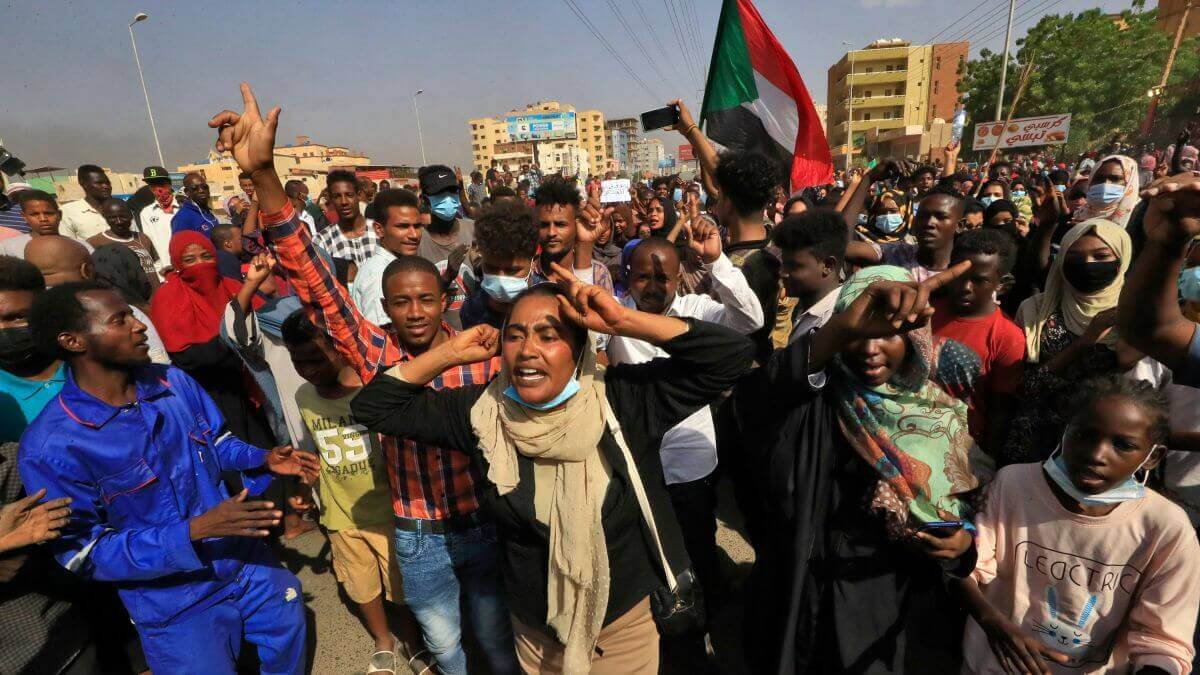 Sudanese Military Ousts PM Hamdok in Coup, 7 killed, 140 Injured in Ensuing Protests