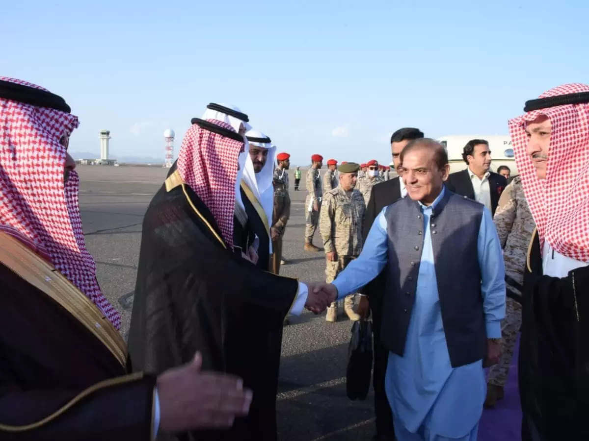 Pakistan PM Sharif Visits Saudi Arabia on First Foreign Trip in Bid to Revive Ties