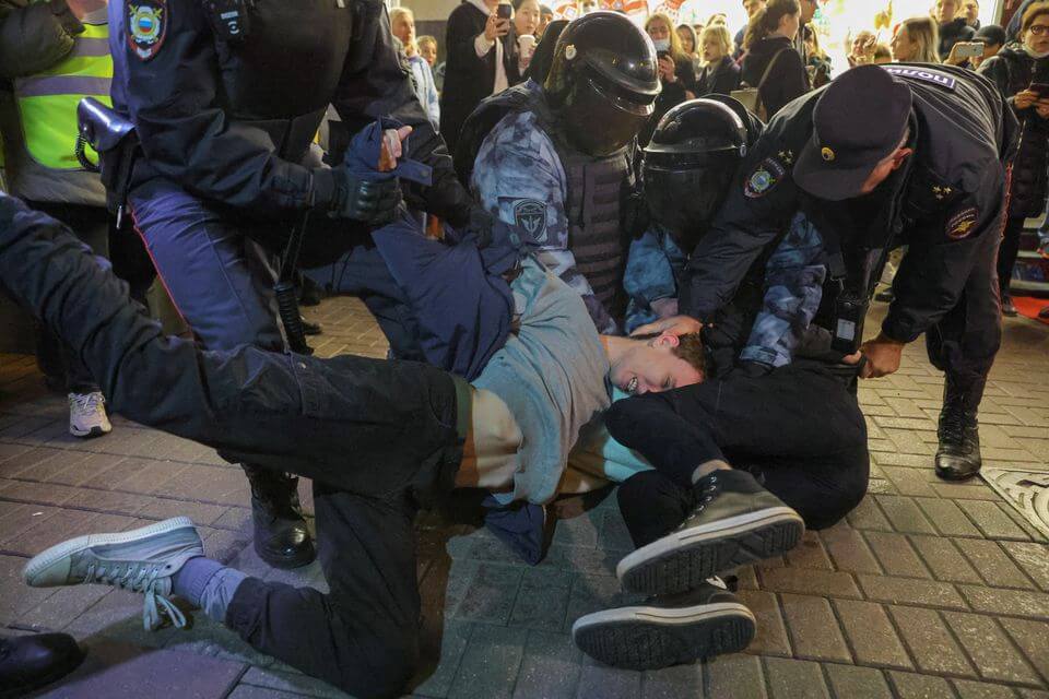 Over 1,300 Anti-War Protesters Arrested in Russia After Putin Orders Partial Mobilisation