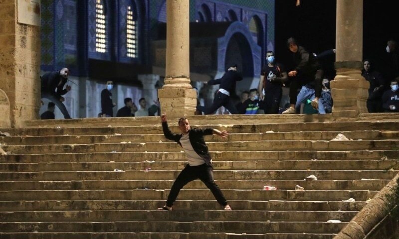 Fierce Clashes Between Israeli Police and Palestinians Continue in Jerusalem