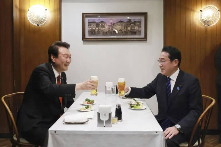 South Korea, Japan Overcome WWII Tensions to Normalise Ties in Historic Meeting
