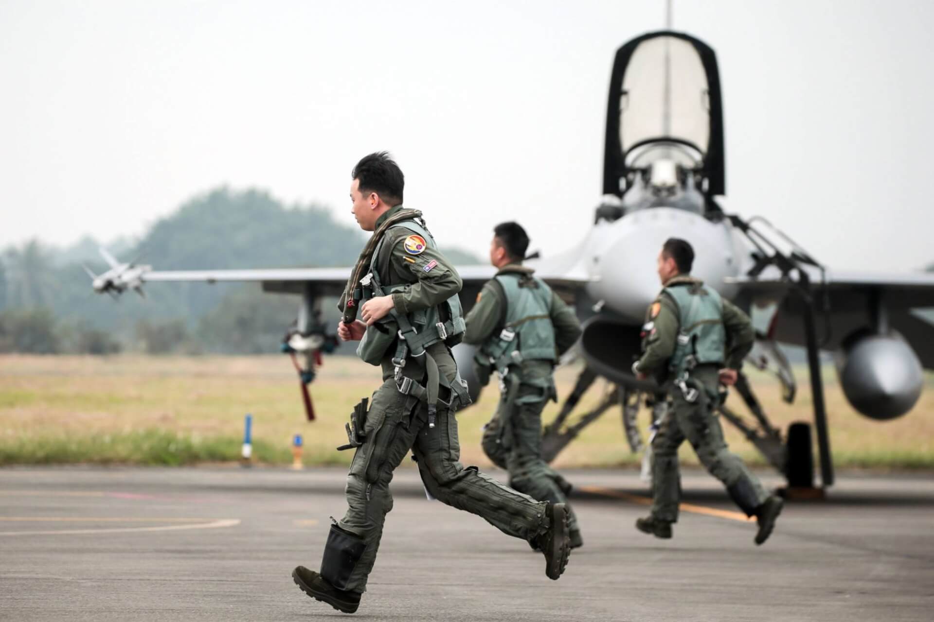 China Enlisted Western Pilots to Prepare for Possible War With US