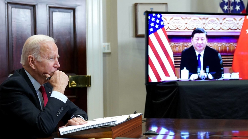 US President Joe Biden (L) and his Chinese counterpart Xi Jinping 