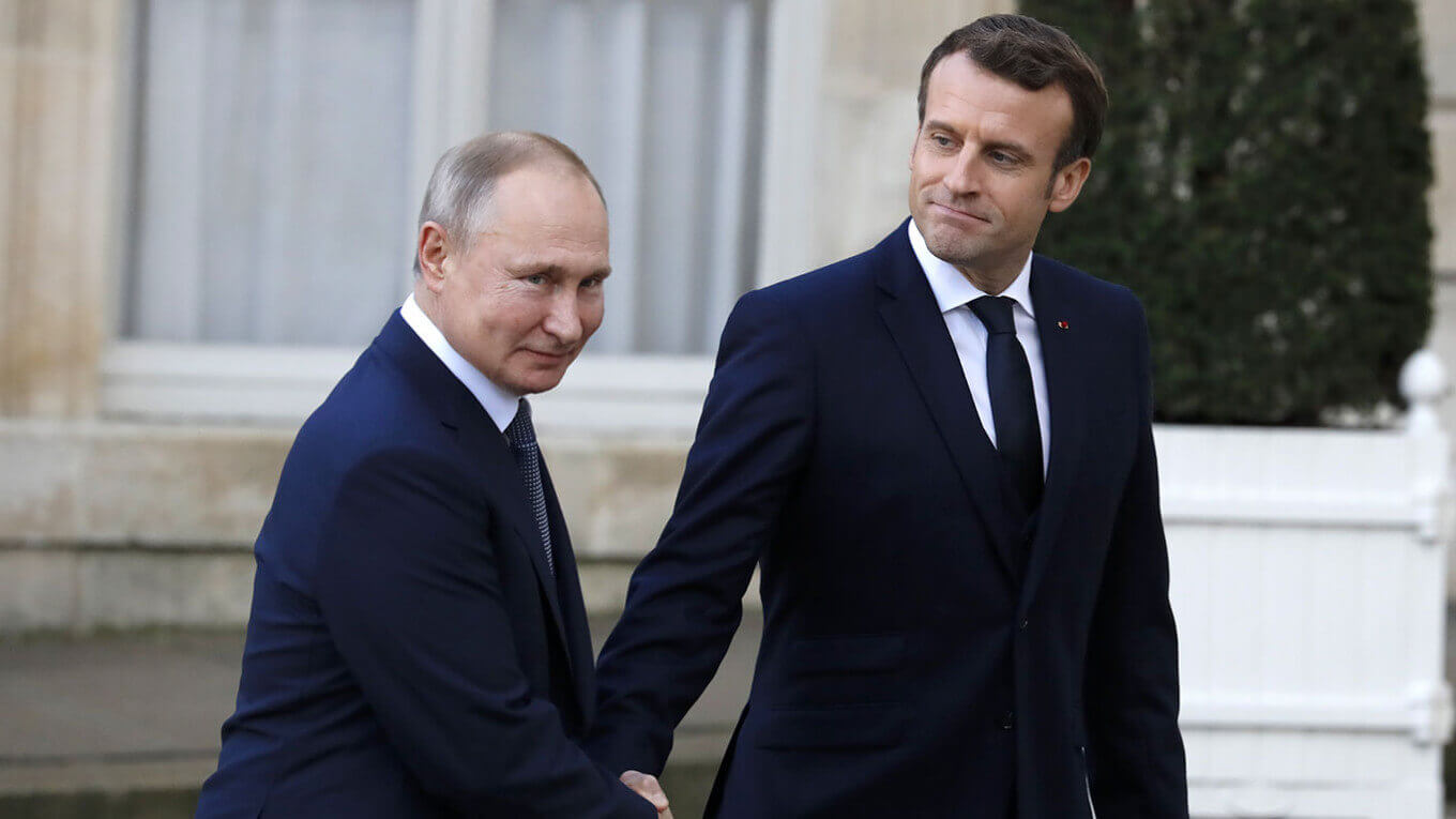 Russian President Vladimir Putin (L) and French President Emmanuel Macron.