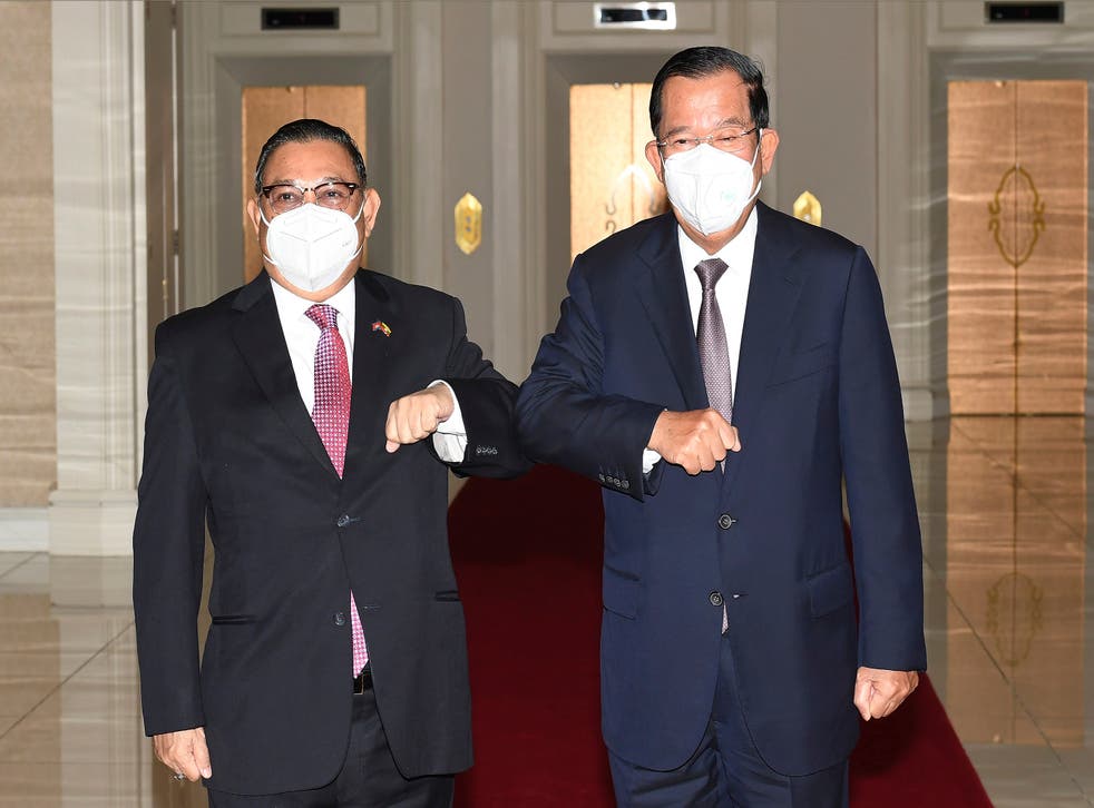 Wunna Maung Lwin (L) with Cambodian PM Hun Sen