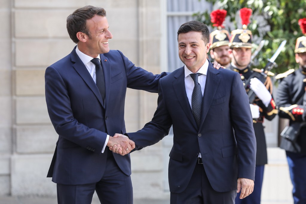 French President Emmanuel Macron (L) with Ukrainian President Volodymyr Zelensky